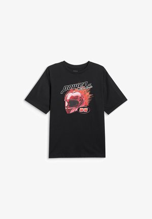 Czarny t-shirt z grafiką czerwonego kasku wyścigowego, płomieni, słowa "POWER" i liczby "95" z przodu.
