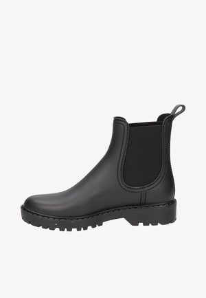 Schwarze Gummistiefelette mit elastischen Seitenpanels, strukturiertem Sohlenprofil und Ziehschlaufe. Glatte Oberfläche und robuste Verarbeitung für Langlebigkeit.