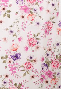 Tecido branco com um padrão floral que apresenta rosas cor-de-rosa, flores roxas e vermelhas, e folhas verdes. Aparência texturizada com tamanhos variados das flores.