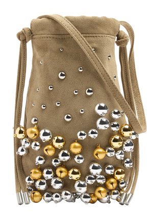 Beżowa zamszowa torba ze sznurkiem ozdobiona rozsypanymi błyszczącymi srebrnymi i złotymi dzwoneczkami na powierzchni i spodzie.