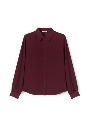 Langærmet bordeaux skjortebluse med knapper, spids krave og rynkede manchetter, vist på hvid baggrund.