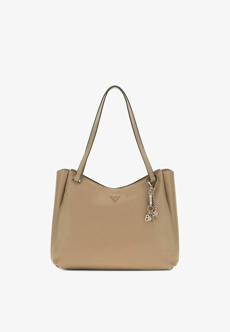 Sac cabas en cuir beige avec doubles poignées, breloque logo dorée et petit logo triangulaire à l'avant, présenté sur fond blanc.
