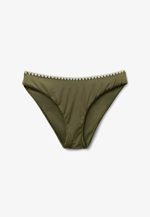 Bas de bikini vert olive avec bordure blanche festonnée le long de la ceinture, posé à plat sur un fond blanc.