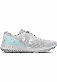 Zapatilla de running gris con parte superior de malla, acentos azul claro y suela texturizada. Cuenta con cordones y un logo de Under Armour en el lateral.