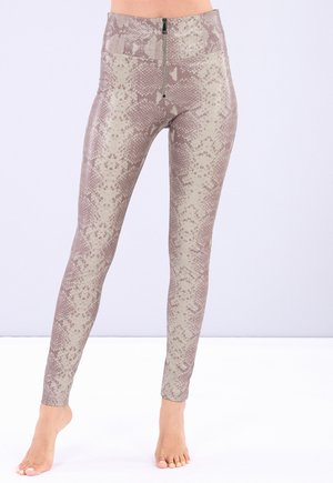 Leggings a vita alta in stampa serpentina beige e malva, con una cerniera frontale e un tessuto liscio ed elastico.