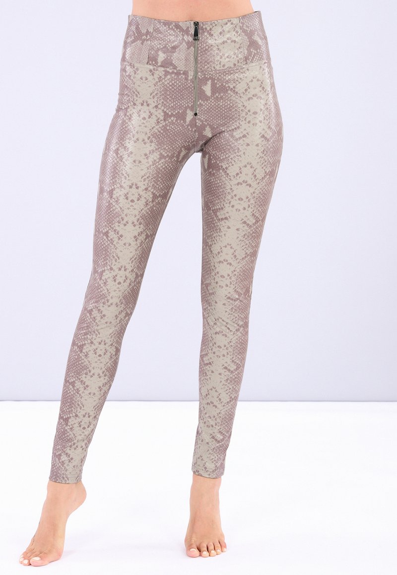Leggings a vita alta in stampa serpentina beige e malva, con una cerniera frontale e un tessuto liscio ed elastico.