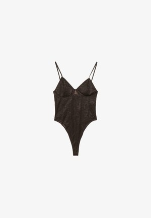 Body en dentelle noire avec fines bretelles spaghetti réglables, encolure en V et coupe tanga au bas, présenté sur fond blanc.