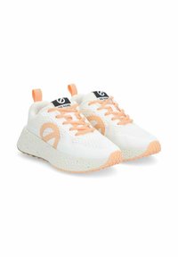 Weiße Sneakers mit einer strukturierten Oberseite, pfirsichfarbigen Akzenten an den Seiten und Schnürsenkeln, dicke gesprenkelte Sohle und Schlaufe an der Ferse. Schwarzes Logo auf der Zunge.
