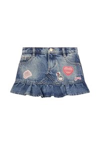 Gonna di denim con orlo a balze, lavaggio azzurro chiaro, caratterizzata da vari toppe colorate: un cuore, "GUESS" e un'icona della mano. Chiusura con bottone argentato.