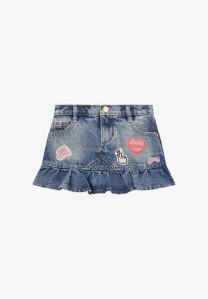 Gonna di denim con orlo a balze, lavaggio azzurro chiaro, caratterizzata da vari toppe colorate: un cuore, "GUESS" e un'icona della mano. Chiusura con bottone argentato.