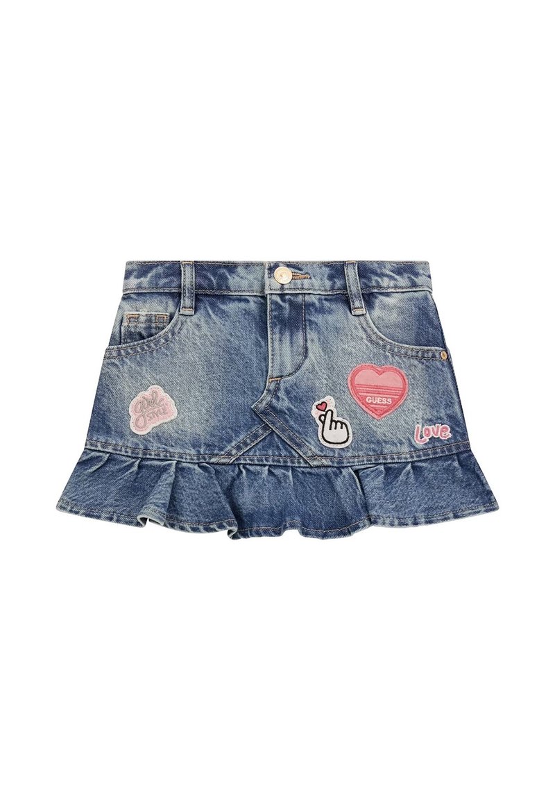 Gonna di denim con orlo a balze, lavaggio azzurro chiaro, caratterizzata da vari toppe colorate: un cuore, "GUESS" e un'icona della mano. Chiusura con bottone argentato.