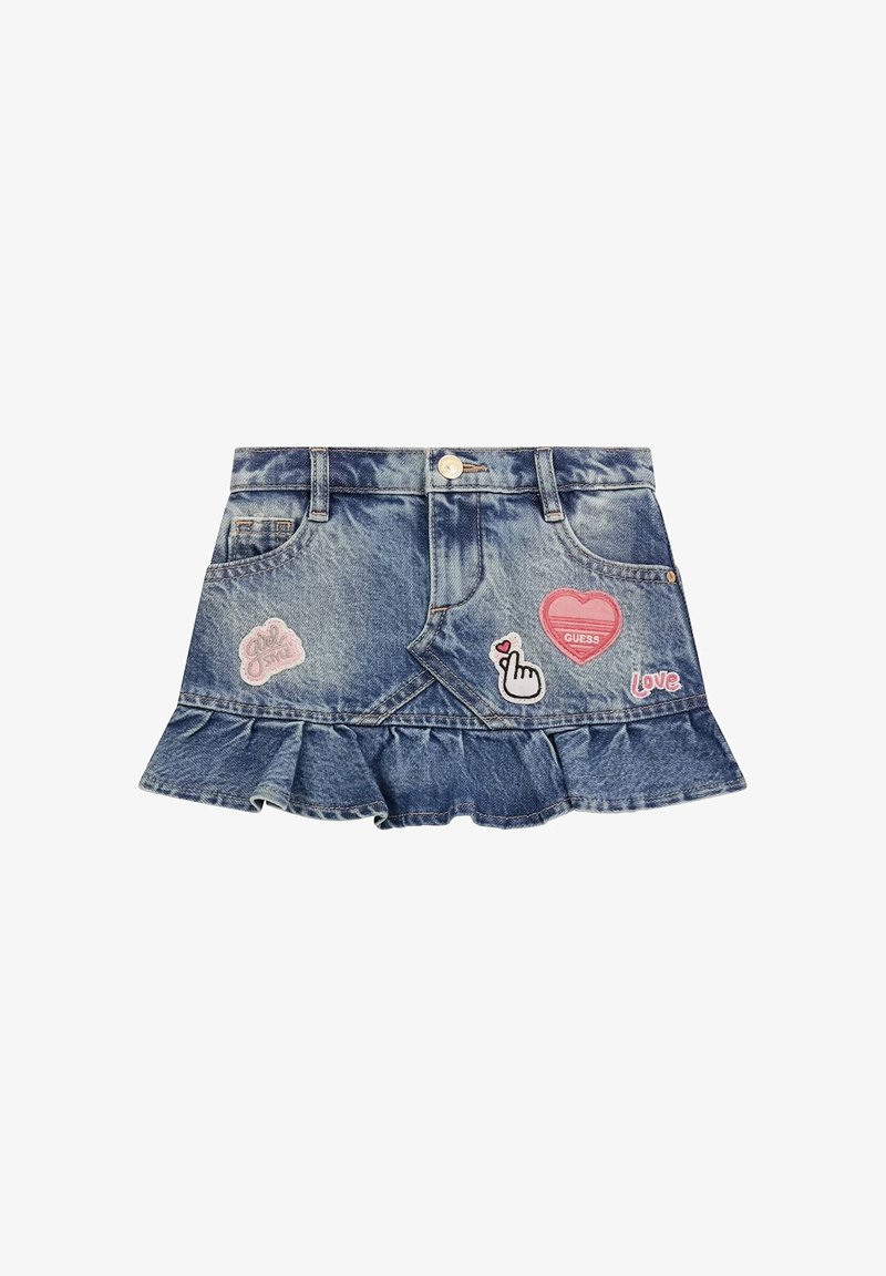 Gonna di denim con orlo a balze, lavaggio azzurro chiaro, caratterizzata da vari toppe colorate: un cuore, "GUESS" e un'icona della mano. Chiusura con bottone argentato.