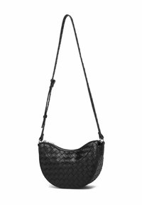 Geantă din piele țesută neagră, cu o formă de semilună, având o închidere cu fermoar și o curea de umăr detasabilă, împletită. Design cu suprafață texturată.