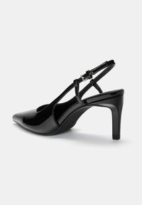 Črne lakirane slingback pete s koničastim prstom, T-zapenjalnim dizajnom, nastavljivim zaponkom in srednje visokim blok petam.