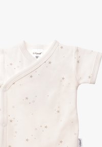 Weißer Babybody mit kurzen Ärmeln, Wickeldesign, mit einem Muster aus hellbraunen Sternen, aus weichem, glattem Stoff gefertigt und mit Druckknopfverschlüssen versehen.