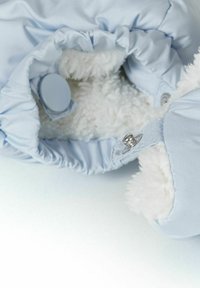 Svijetloplave obložene čizmice s mekim bijelim podstavljanjem, sadrže srebrni gumb na dugme i mekan, skupljen dizajn tkanine za dodatnu toplinu.