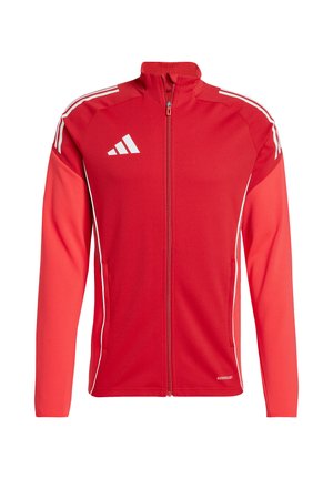 Rode sportjack met een volledige ritssluiting, gemaakt van gladde stof. Voorzien van witte strepen op de schouders en een logo op de bovenste linkerzijde.