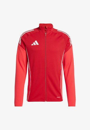 Rote Sportjacke mit vollem Reißverschluss, aus glattem Stoff. Mit weißen Streifen an den Schultern und einem Logo auf der oberen linken Seite.