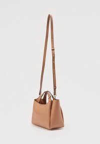 Világosbarna bőr kézitáska strukturált felülettel, felső fülekkel, állítható hosszú pánttal és egyszerű, szögletes kialakítással.