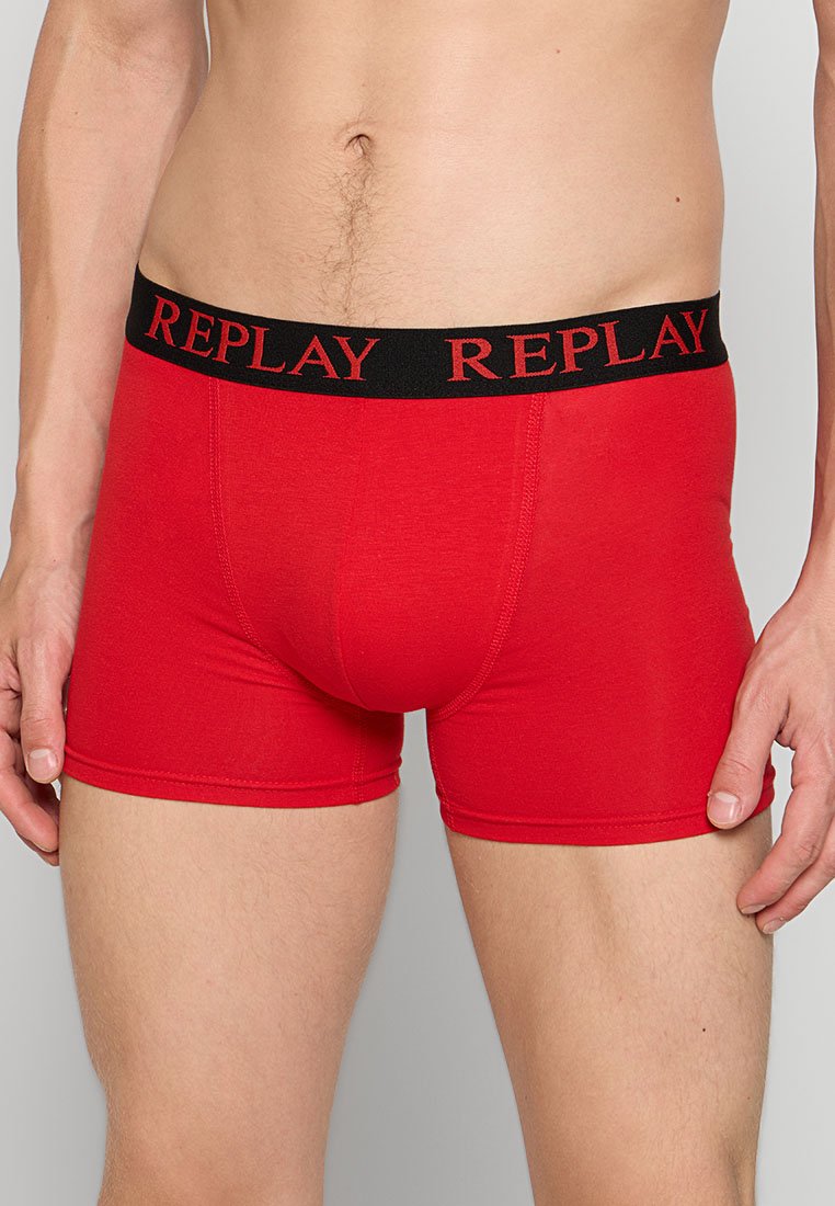 Rote Boxershorts aus dehnbarem Stoff. Mit einem schwarzen Bündchen, auf dem "REPLAY" in roten Buchstaben steht. Enganliegendes Design mit glatter Textur.