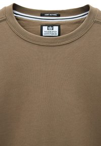 Bruine sweater met geribbelde ronde hals. Voorzien van een label met de tekst "ADMIT NOTHING" en "WEEKEND OFFENDER." Soepele textuur en casual ontwerp.