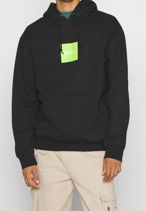 Černá mikina s kapucí z bavlněné směsi, s jasně zeleným obdélníkovým logem s nápisem "HUF", kapucí se stahovací šňůrkou a přední kapsou na břiše.