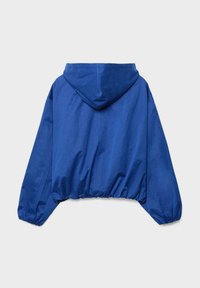 Modrá lehká bunda s kapucí, elastickými manžetami a spodním lemem, zobrazena zezadu na jednobarevném pozadí.