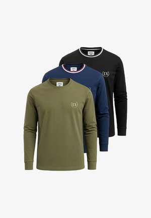 Sort langærmet skjorte med en lys grå rund hals, parret med grå stribede bukser og hvide sneakers. Casual fit, minimal branding.