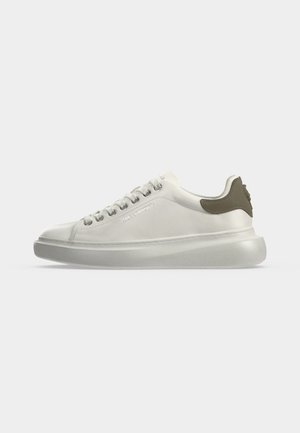 Λευκό sneaker χαμηλού ύψους με παχιά σόλα, ασημί τρύπες για κορδόνια, κορδόνια μπροστά και σκούρο γκρι πίσω ταμπ με πλαϊνό λογότυπο "Karl Lagerfeld."