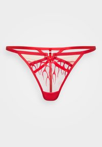 Tanga vermelha com painéis de rede transparente. Apresenta um padrão de chamas e várias tiras, incluindo um realce de hardware circular no centro.