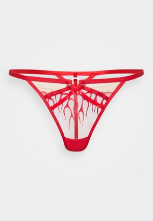 Červené tangá s priesvitnými sieťovými panelmi. Obsahuje vzor plameňa a viacero popruhov, vrátane obručového zdobenia v strede.