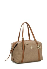 Borsa a tracolla marrone con texture, dotata di accessori in oro, manici superiori doppi e un charm removibile. Presenta una tasca con zip e dettagli laterali.