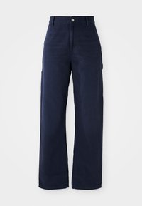 Un pantalon cargo large en bleu marine fabriqué dans un tissu en coton résistant, avec des poches latérales et une fermeture à bouton à la taille.