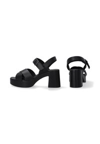 Schwarze Absatzsandalen mit breiten Riemen, einer quadratischen Zehenpartie und einem klobigen Blockabsatz. Das Design verfügt über verstellbare Fesselschnallen für eine bessere Passform.