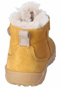 Botín de ante amarillo con forro de crema esponjoso, tirador trasero para ponerlo fácilmente y suela de goma texturizada con la etiqueta "Pepino".