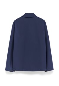 Granatowa, długosleeve kurtka z klasycznym kołnierzykiem i guzikami przy dolnym brzegu. Gładka tekstura, bez widocznych wzorów lub logo.