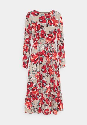Beżowa sukienka midi z długim rękawem, z czerwono-pomarańczowym kwiatowym nadrukiem, okrągłym dekoltem, wiązaniem w talii i falbaną na dole.