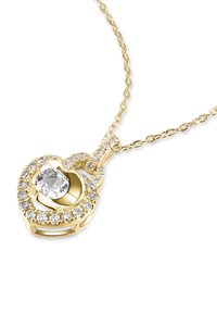 Collar con colgante en forma de corazón dorado que presenta un diamante redondo central, rodeado de pequeñas piedras claras, sobre una delicada cadena.