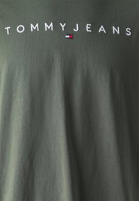 Tommy Jeans LINEAR LOGO TEE  - Trükipildiga T-särk - fatigue green