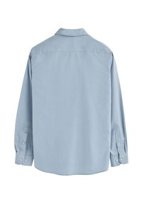 Camicia azzurra a maniche lunghe con bottoni, mostrata da dietro, con polsini abbottonati e colletto classico.