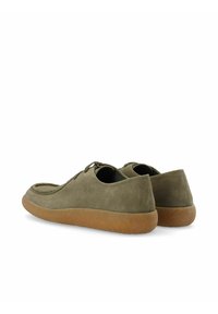 Zapatos de ante verde oliva con perfil bajo, punta redonda y suelas de goma marrón claro. Presentan un diseño simple con cordones y costuras mínimas.