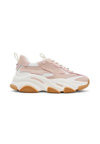 Baskets chunky avec un extérieur en maille rose et blanche, accentuées par des superpositions texturées et une semelle en caoutchouc avec un motif de traction beige.