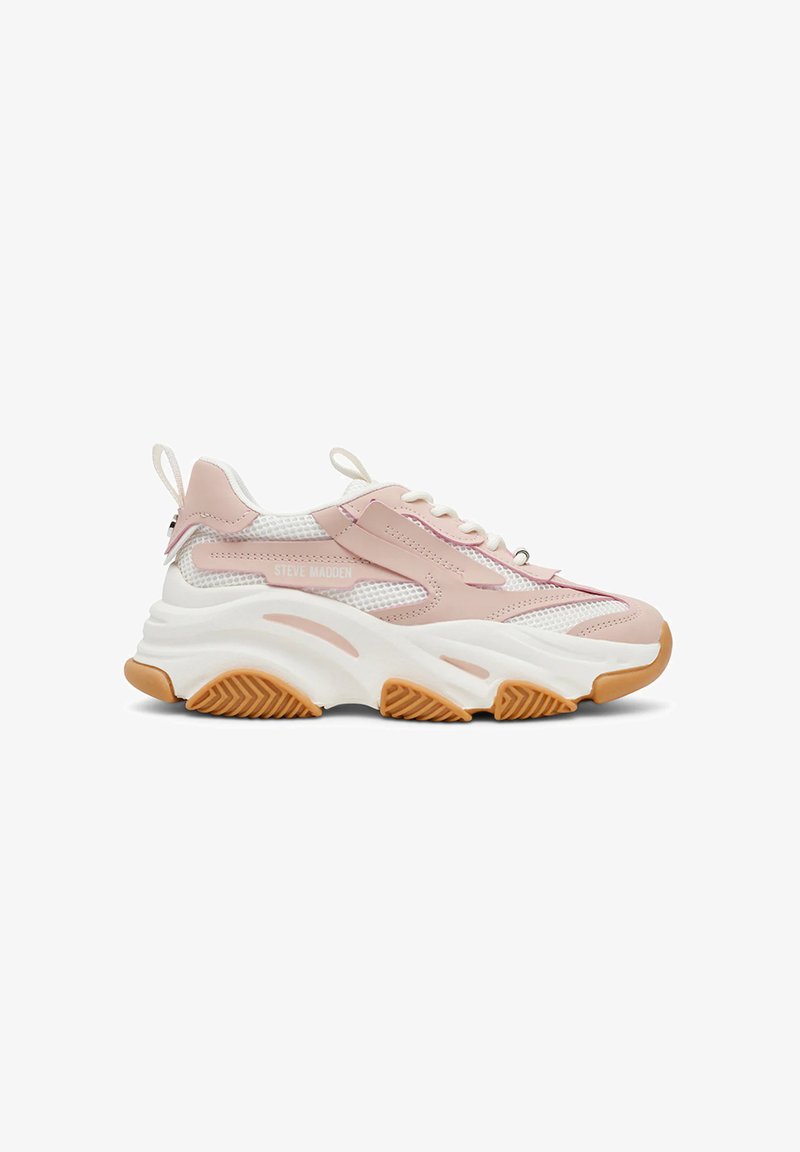 Zapatillas chunky con un exterior de malla en tonos rosa y blanco, acentuadas por superposiciones texturizadas y una suela de goma con un patrón de tracción beige.