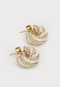 Gouden oorbellen met roomkleurige gebogen accenten en een rij heldere rhinestones, voorzien van een stud sluiting en een gedraaid ontwerp.