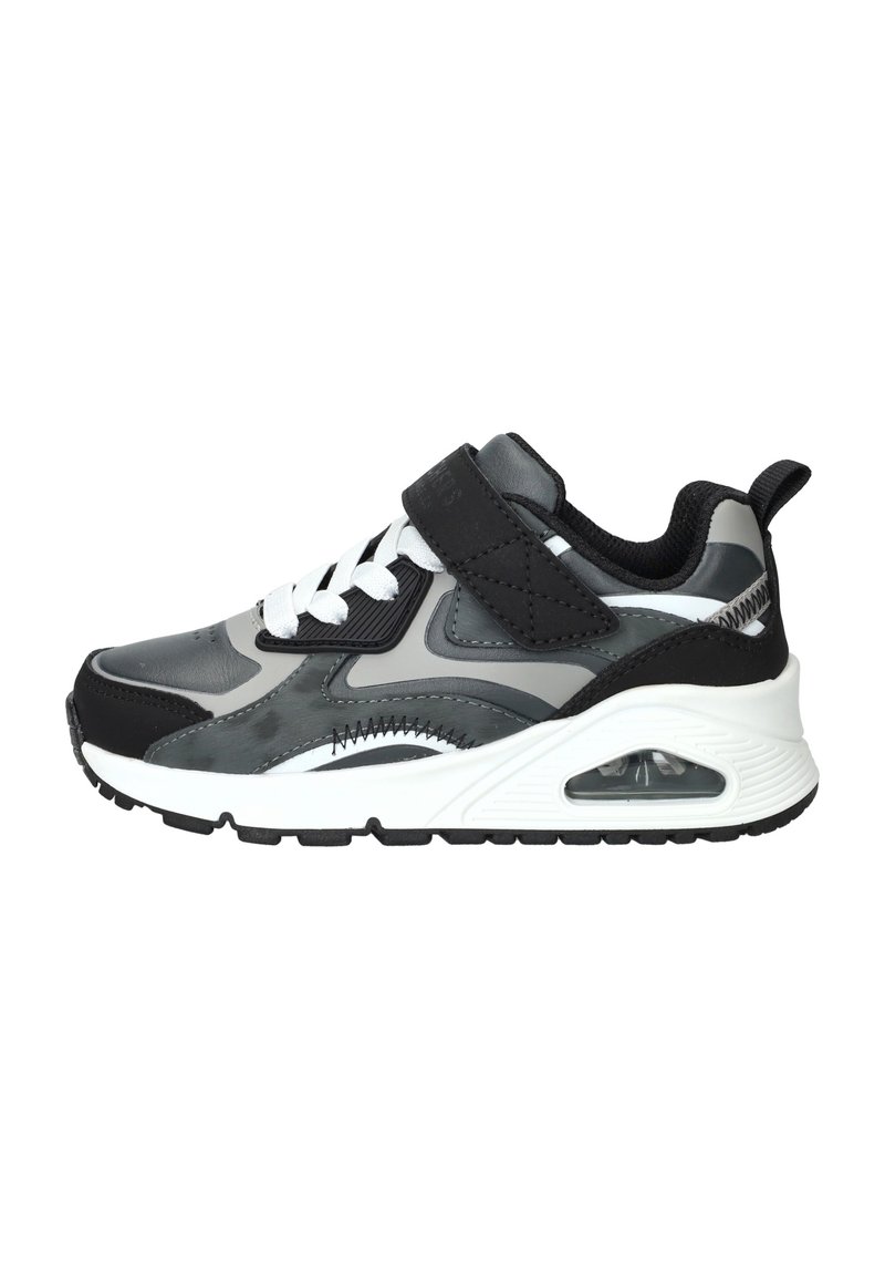 Scarpa sportiva nera e grigia, con tomaia in materiale sintetico texturizzato, lacci bianchi, cinturino in velcro e ammortizzazione ad aria visibile nella suola.