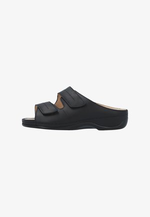 Sandalo nero aperto con due cinturini regolabili in velcro e suola leggermente rialzata progettata per il comfort.