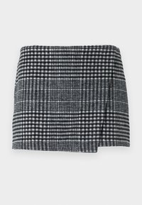Wollen mini-jurk met een zwart-wit houndstooth patroon, rechte snit met een lichte asymmetrische zoom en textuurstof.