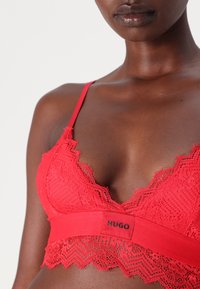 HUGO PADDED - Liemenėlė su trikampio formos kaušeliais - red eleven