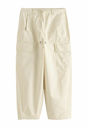 Hellbeige Cargo-Hose mit Tunnelzug in der Taille, Gürtelschlaufen, Seitentaschen und großen Klappentaschen an jedem Oberschenkel.