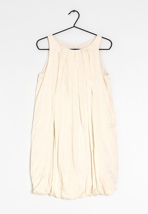 Helles beige ärmelloses Kleid mit dezenten Falten, rundem Ausschnitt und fließender Silhouette, aus einem leichten, strukturierten Stoff gefertigt.